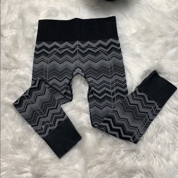 Lululemon Ebb to Street Pant Black/Gray Chevron 8 - Picture 5 of 6